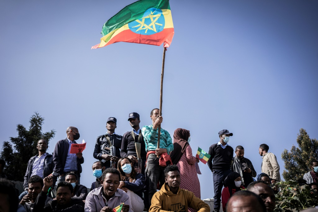 رجل يحمل العلم الوطني الإثيوبي بين مجندين (ا ف ب)