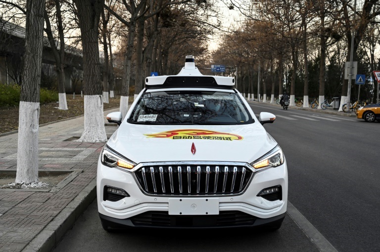 صورة مؤرخة في نوفمبر 2021 لسيارة "أبولو غو" الذاتية القيادة من شركة "بايدو" العملاقة في أحد شوارع بكين(ا ف ب)