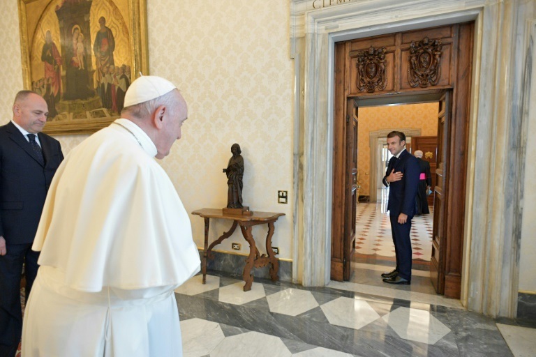 صورة نشرها إعلام الفاتيكان للرئيس الفرنسي إيمانويل ماكرون اثر انتهاء اجتماع مع البابا فرنسيس في الفاتيكان بتاريخ 26 تشرين الثاني/نوفمبر 2021( ا ف ب )