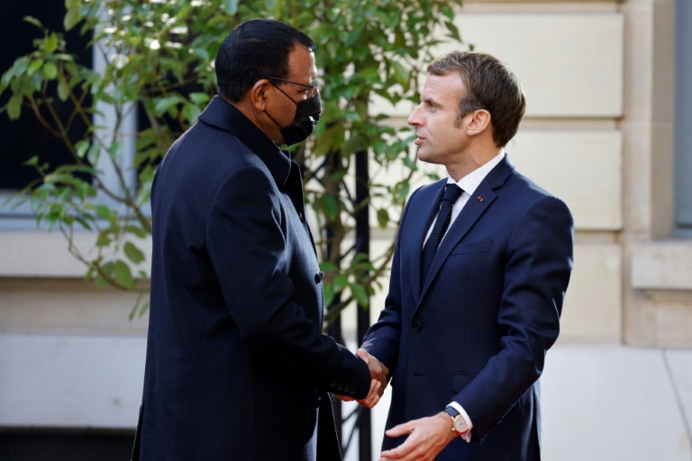 الرئيسان الفرنسي إيمانويل ماكرون والنيجري محمد بازوم قبل افتتاح المؤتمر الدولي حول ليبيا في باريس في 12 تشرين الثاني/نوفمبر 2021(اف ب)