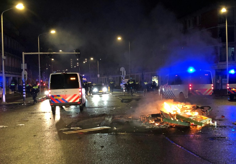 حريق أضرم في طريق بلاهاي في هولندا خلال تظاهرة ضد تدابير احتواء كوفيد-19 بتاريخ 20 تشرين الثاني/نوفمبر 2021(ا ف ب)