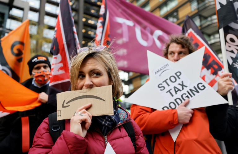 نشطاء من جماعة تمرد الانقراض يحتجون خارج مقر أمازون في وسط لندن يوم الجمعة(ا ف ب)