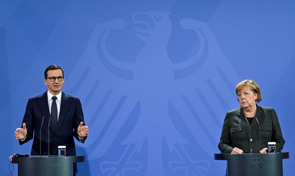المستشارة الألمانية بالإنابة أنجيلا ميركل ورئيس وزراء بولندا ماتيوس مورافيسكي يعقدان مؤتمرا صحفيا مشتركا عقب اجتماعهما.(د ب أ)