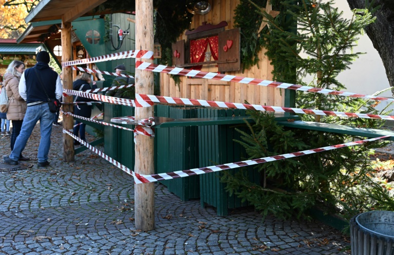 سوق عيد الميلاد مغلق جزئيًا في مدينة سالزبورغ النمساوية في 21 تشرين الثاني/نوفمبر 2021 ، عشية الاغلاق في البلاد(ا ف ب)