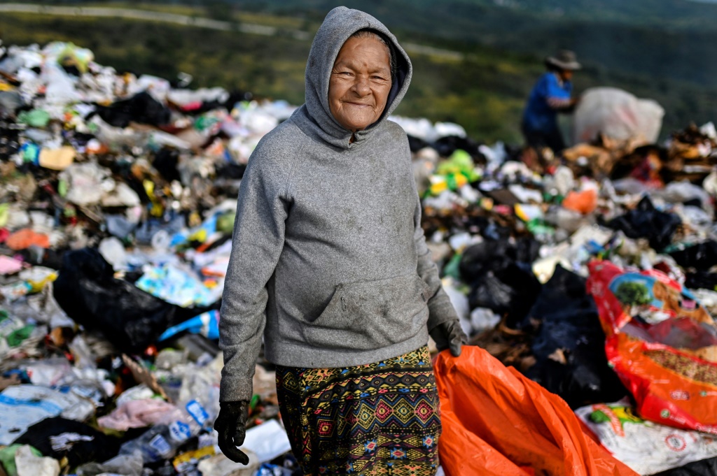 ماجدالينا سيريتوس ، 72 عامًا ، وأطفالها الأربعة يعملون جميعًا في مكب نفايات البلدية بالقرب من عاصمة هندوراس ، لكنها لا تحمل أي ضغينة ضد الحزب الحاكم (أ ف ب)
