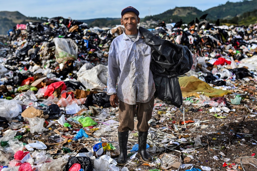 قضى مارلون إسكوتو 45 عامًا في جمع القمامة في مكب نفايات البلدية في هندوراس لمحاولة العثور على أشياء لبيعها وكسب لقمة العيش (أ ف ب)