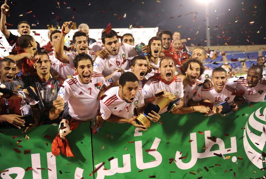 لاعبو المنتخب المغربي يحتفلون بالفوز بكأس العرب 2012 (ا ف ب)