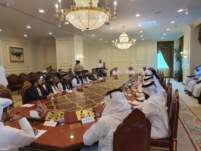وفد من طالبان مع المبعوث الخاص لوزارة الخارجية القطرية في الدوحة (مواقع التواصل)