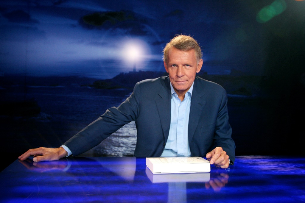 مقدم نشرة الأخبار الأكثر مشاهدة في فرنسا دارفور سبتمبر 2007 في أستديو برنامجه التلفزيوني (ا ف ب)