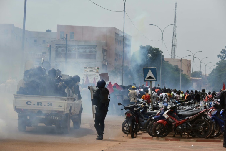 عناصر شرطة يطلقون الغاز المسيل للدموع على متظاهرين في واغادوغو عاصمة بوركينا فاسو بتاريخ سبتمبر2021(ا ف ب)