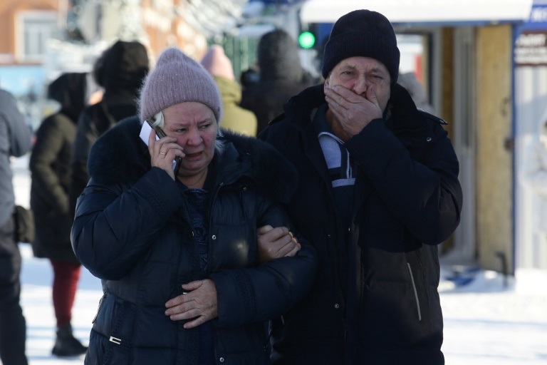 أقارب ضحايا كارثة منجم ليستفياينايا بمنطقة كيميروفو أمام المنجم ( ا ف ب )