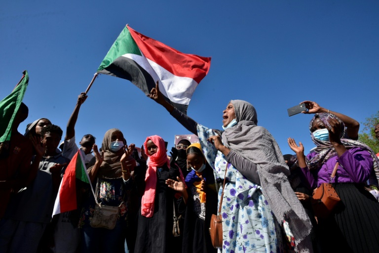 متظاهرون سودانيون يحتجون على الانقلاب في الخرطوم في 25 تشرين الثاني/نوفمبر 2021(ا ف ب)