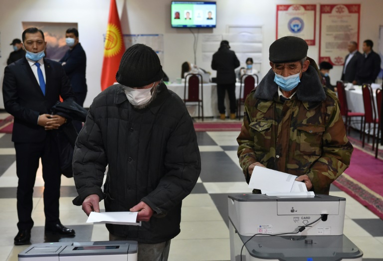 ناخبون يصوتون في بشكيك عاصمة قرغيزستان في 28 تشرين الثاني/نوفمبر 2021 (اف ب)