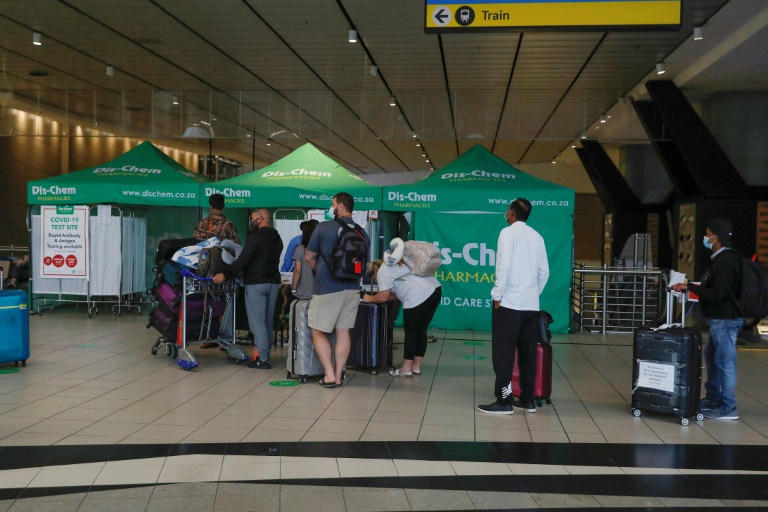  المسافرون يصطفون لإجراء اختبارات كوفيد في مطار جوهانسبرغ في 27 نوفمبر 2021، بعد أن حظرت عدة دول الرحلات الجوية من جنوب أفريقيا بعد اكتشاف متغير جديد من طراز Covid-19(ا ف ب)