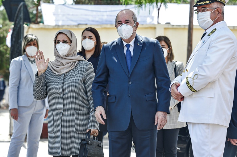  الرئيس الجزائري عبد المجيد تبون يصل مع زوجته الى مركز اقتراع في الضاحية الغربية للجزائر في 12 حزيران/يونيو 2021(ا ف ب)
