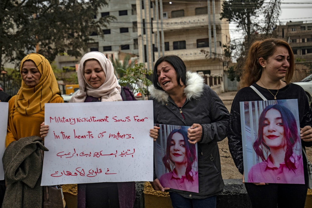 أكراد يتظاهرون خارج مكاتب الأمم المتحدة في شمال شرق سوريا ضد تجنيد الفتيات المراهقات في الميليشيات الكردية (أ ف ب)