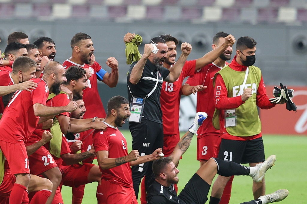 لاعبو لبنان يحتفلون بالتأهل إلى كأس العرب 2021 (ا ف ب)