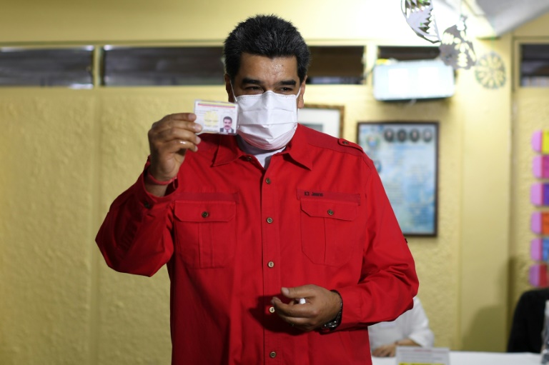الرئس الفنزويلي نيكولاس مادورو عارضا بطاقة هويته بعدما أدلى بصوته في الانتخابات المحلية والبلدية في كراكاس في 21 تشرين الثاني/نوفمبر 2021 ( أ ف ب)