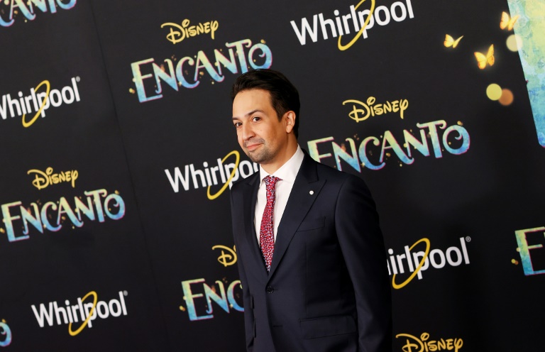 الممثل والملحن الأميركي لين مانويل ميراندا في العرض الأول لفيلم "إنكانتو" في لوس أنجليس في 3 تشرين الثاني/نوفمبر 2021(ا ف ب)