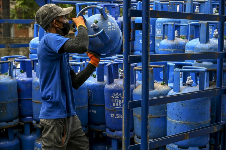 واجه المستهلكون السريلانكيون نقصا خطيرا في غاز البترول المسال في الأشهر الأخيرة (ا ف ب)