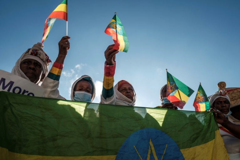 نسوة يحملن العلم الإثيوبي خلال مسيرة تأييد للقوات المنتشرة في تيغراي، في 27 تشرين الثاني/نوفمبر 2021(ا ف ب)