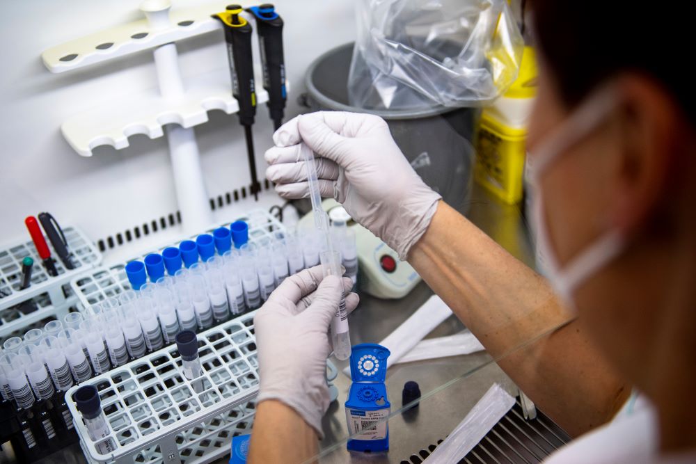 موظف في المختبر الميكروبيولوجي لمستشفى تروتنوف يقيم اختبارات COVID-19. وقد تأكدت الحالة الأولى من فيروس أوميكرون البديل في الجمهورية التشيكية بعد إجراء مزيد من الاختبارات المختبرية.(د ب أ)