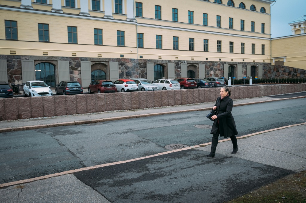 المعلمة إيلونا تيميلا تسير أمام مبنى وزارة الخارجية في هلسنكي، في 29 تشرين الأول/أكتوبر 2021 (أ ف ب)