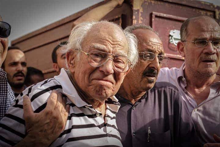 الفنان المصري الكبير رشوان توفيق يذرف الدموع بسبب ابنته (التواصل الاجتماعي) 