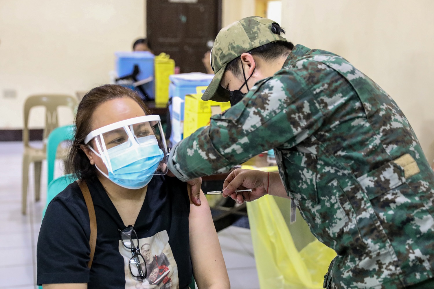 اللفلبين دشنت الاثنين 29-11-2021 حملة تطعيم لمدة ثلاثة أيام لتطعيم نحو 9 مليون فلبيني ضد فيروس كورونا( د ب ا)