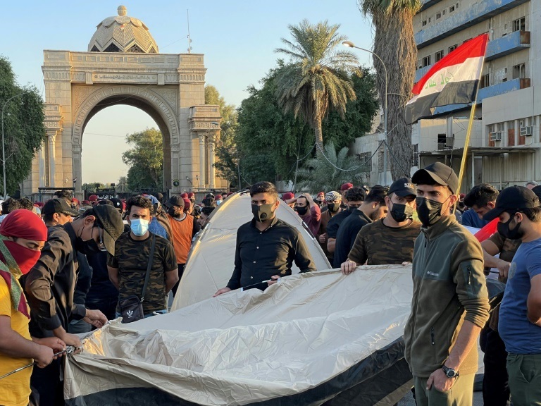 انصار للحشد الشعبي ينصبون خيمة خارج المنطقة الخضراء في بغداد في 12 نوفمبر 2021( ا ف ب)