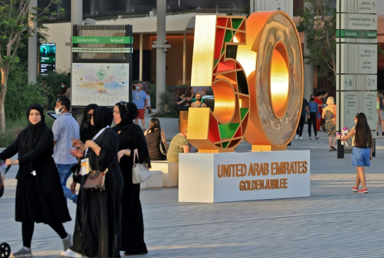 مشهد عام لمعرض إكسبو دبي 2020 في 28 تشرين الثاني/نوفمبر 2021 ويبدو فيه عدد من الزوار ومجسم يحتفي بالذكرى الخمسين لتأسيس دولة الإمارات (أ ف ب)