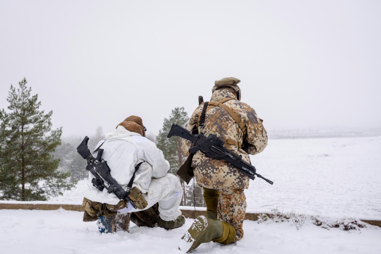جنود يشاركون في المناورة العسكرية السنوية لحلف شمال الأطلسي "درع الشتاء" 2021 في أدازي، لاتفيا   (ا ف ب)