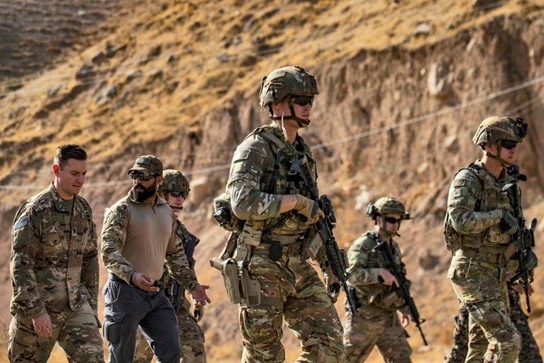 جنود أمريكيون يقومون بدوريات في منطقة بالقرب من معبر سيمالكا الحدودي شمال شرق سوريا مع إقليم الحكم الذاتي الكردي في العراق، في 1 نوفمبر/تشرين الثاني 2021(ا ف ب)