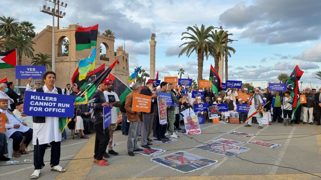 محتجون يتجمعون في العاصمة الليبية طرابلس للاحتجاج على ترشيح سيف الإسلام القذافي، نجل الديكتاتور المقتول معمر القذافي(ا ف ب)