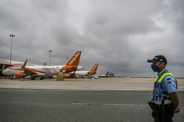  Easyjet وغيرها من شركات الطيران تواجه تحديات متجددة كما البديل أوميكرون كورونافيروس دفعت قيود جديدة على السفر (ا ف ب)