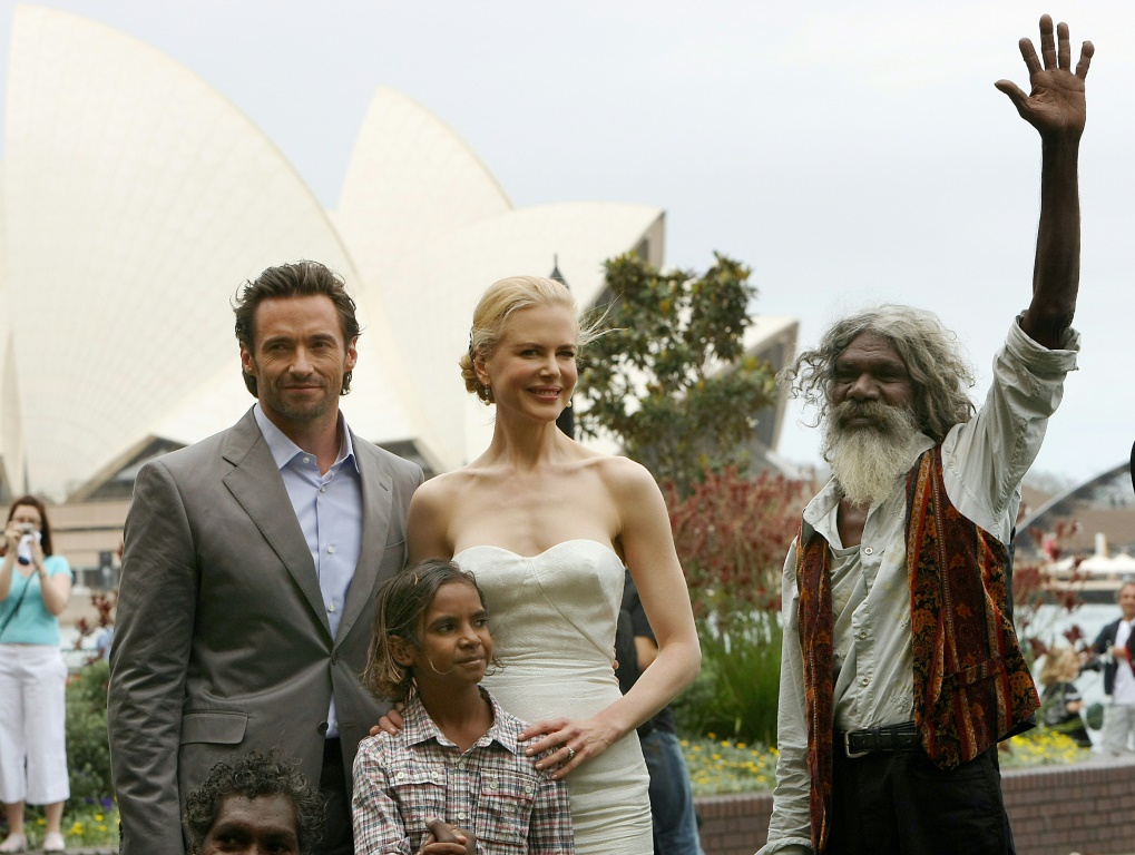"من اليسار إلى اليمين" هيو جاكمان ونيكول كيدمان وديفيد داليتينغو مع الممثل الشاب براندون والترز خلال إطلاق فيلم "أستراليا" في 18 نوفمبر 2008 (ا ف ب)