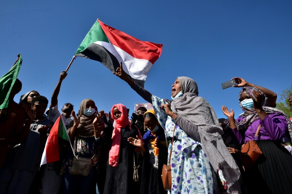 متظاهرون سودانيون يتجمعون في منطقة جبرا المزدحمة بالخرطوم (أ ف ب)