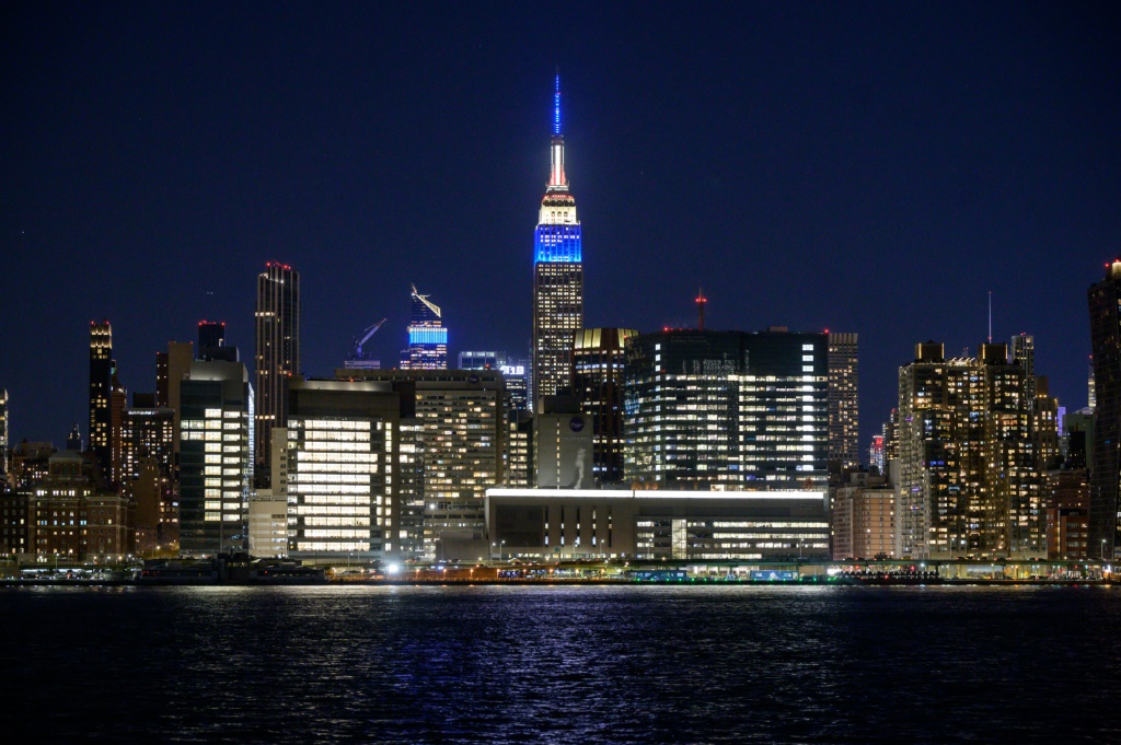 مبنى إمباير ستيت في نيويورك مضاءً بألوان فرنسا تكريماً لجوزفين بيكر (ا ف ب)