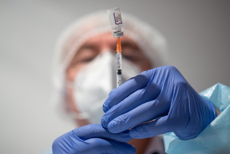 الشركات المتخصصة في إنتاج اللقاحات بدأت بالعمل لتوفير لقاح ضد المتحور الجديد (د ب أ)
