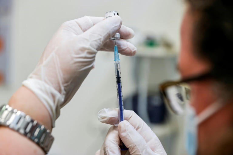 عاملة صحة تحضر جرعة من لقاح فايزر في مركز طبي في حولون قرب تل ابيب، في يونيو 2012(ا ف ب)