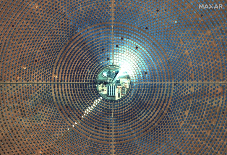 صورة ملتقطة بالقمر الاصطناعي نشرتها شركة مكسار تكنولوجيز في 20 أيار/مايو 2021 لمجمع نور للطاقة الشمسية على بعد حوالي 10 كيلومترات شمال شرق مدينة ورزازات في المغرب (اف ب)