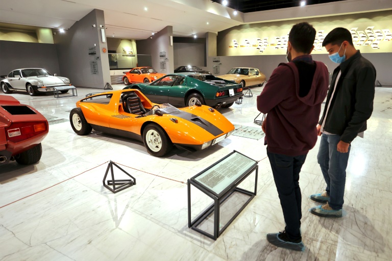  الزوار ينظرون إلى سيارة MPV 1972 من قبل السيارات الألمانية الشهيرة الثلاثة المصنوعات مرسيدس بنز, بورش وفولس واجن في متحف السيارات التاريخية IIran  (ا ف ب)