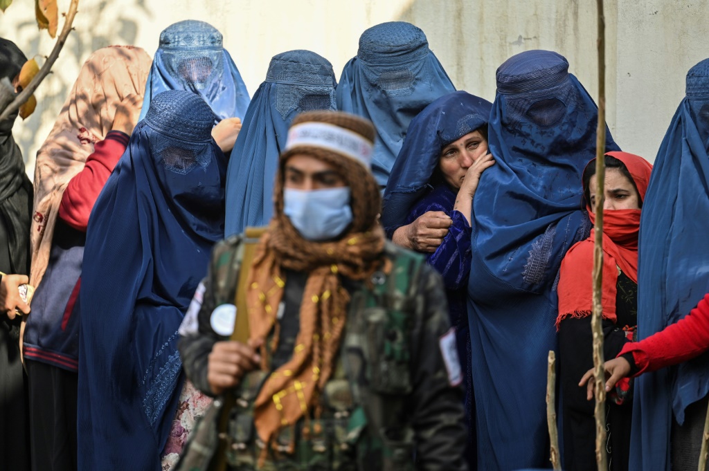 نساء ينتظرن تلقي مساعدات مالية من برنامج الأغذية العالمي في كابول (أ ف ب)