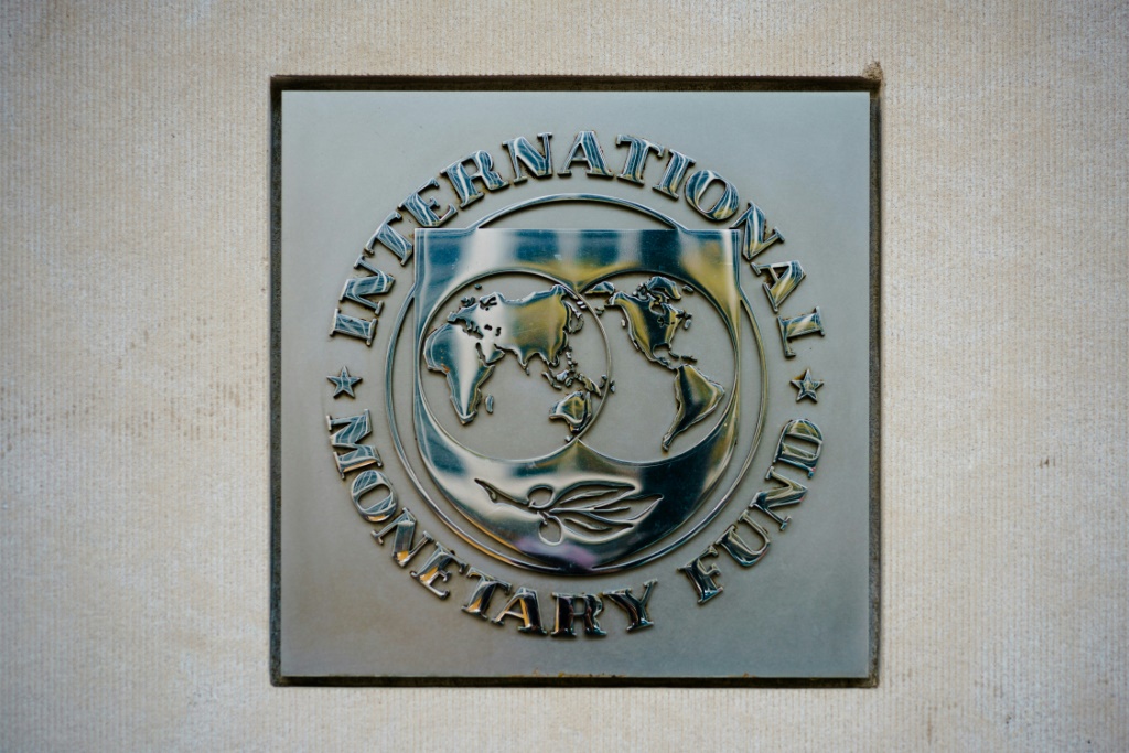 شعار صندوق النقد الدولي خارج مقره في واشنطن بتاريخ 7 ابريل 2021 ( ا ف ب)
