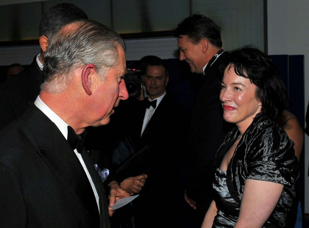 صورة من العام 2009 للكاتبة الاميركية أليس سيبولد مع الأمير البريطاني تشارلز (ا ف ب)