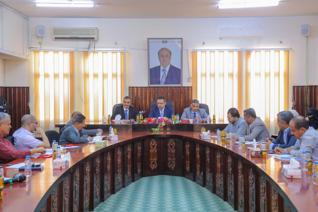 رئيس الحكومة اليمنية معين عبدالملك خلال اجتماع مع اعضاء السلطة المحلية بعدن (سبأ)