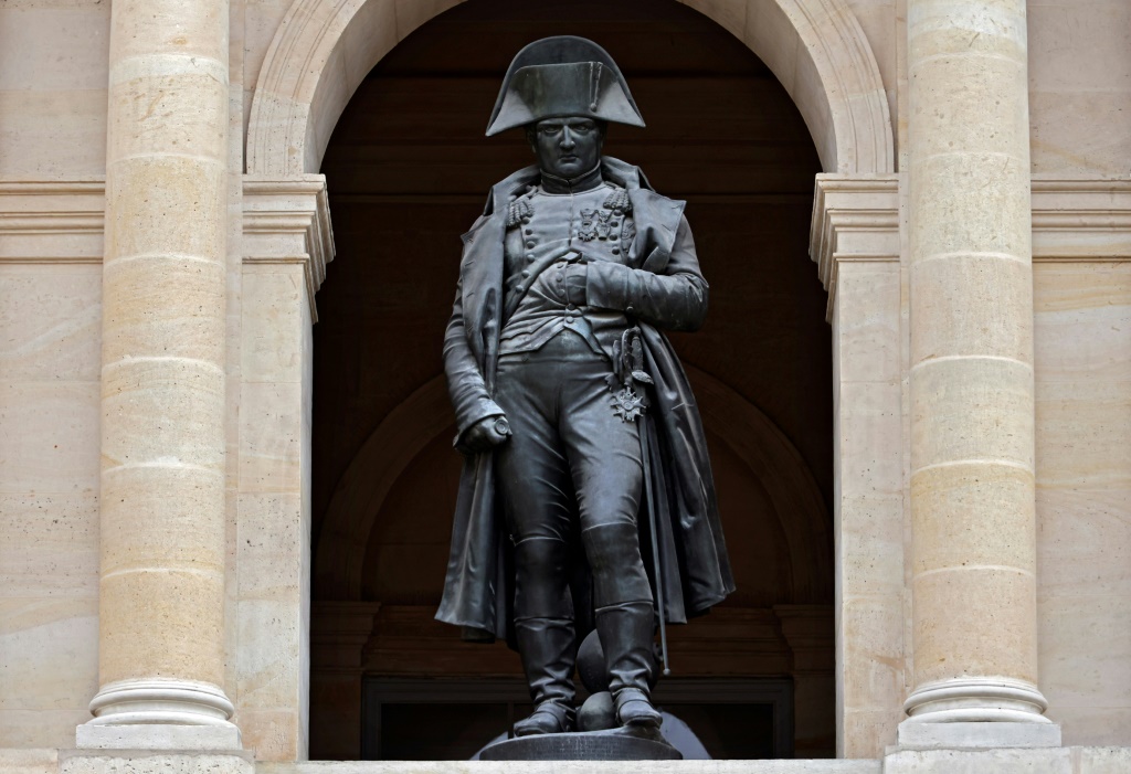 تمثال لنابليون في ساحة فندق باريس (ا ف ب)