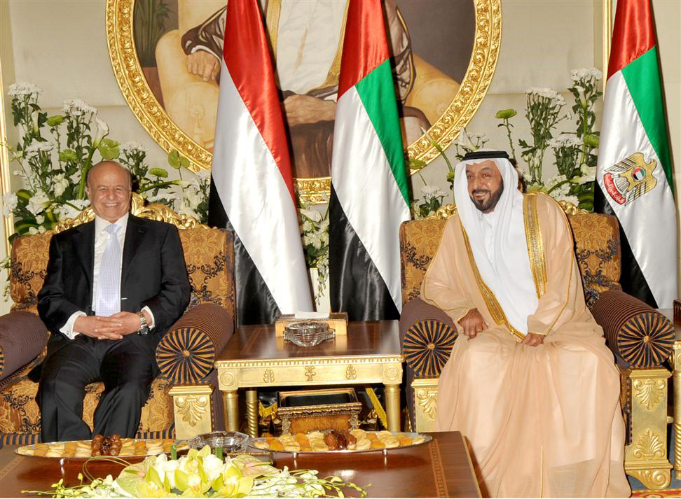 الرئيس اليمني عبدربه منصور مع الشيخ خليفة بن زايد رئيس الامارات العربية المتحدة في زيارة سابقة ( أرشيفية - كونا)
