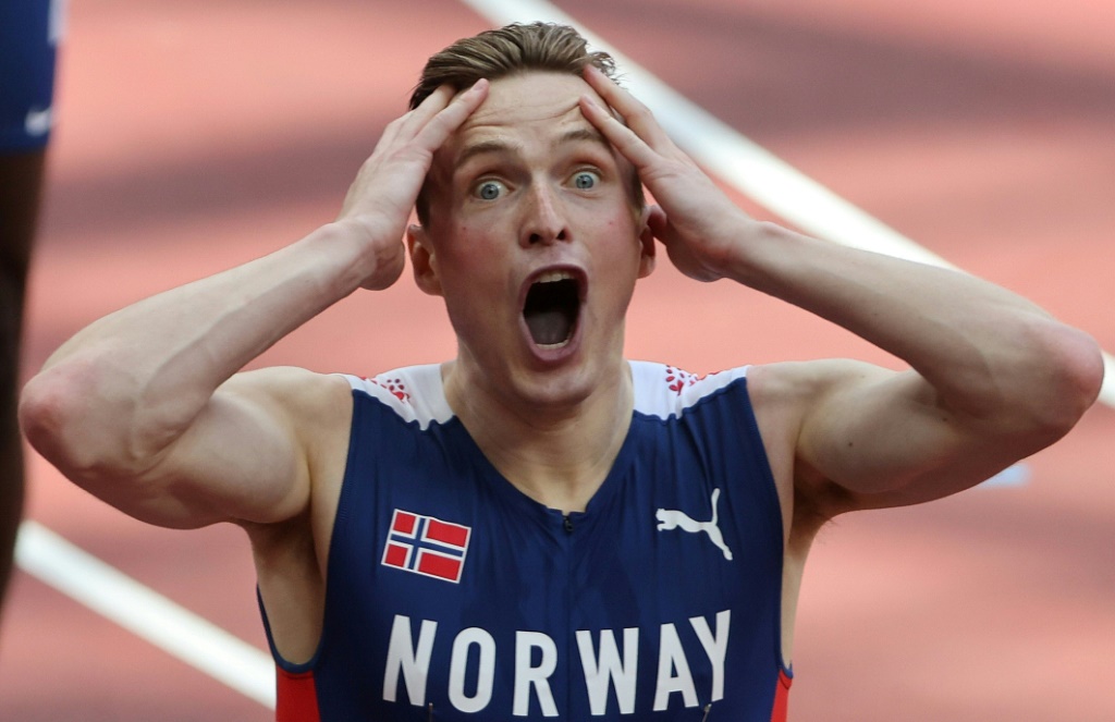 النروجي كارستن فارهولم بعد تحطيمه الرقم العالمي في سباق 400 متر حواجز خلال أولمبياد طوكيو (ا ف ب)