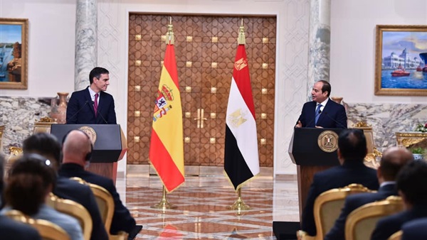 الرئيس المصري عبد الفتاح السيسي مع رئيس الحكومة الإسبانية بيدرو سانشيز ( الصورة مأخوذة من فيديو)